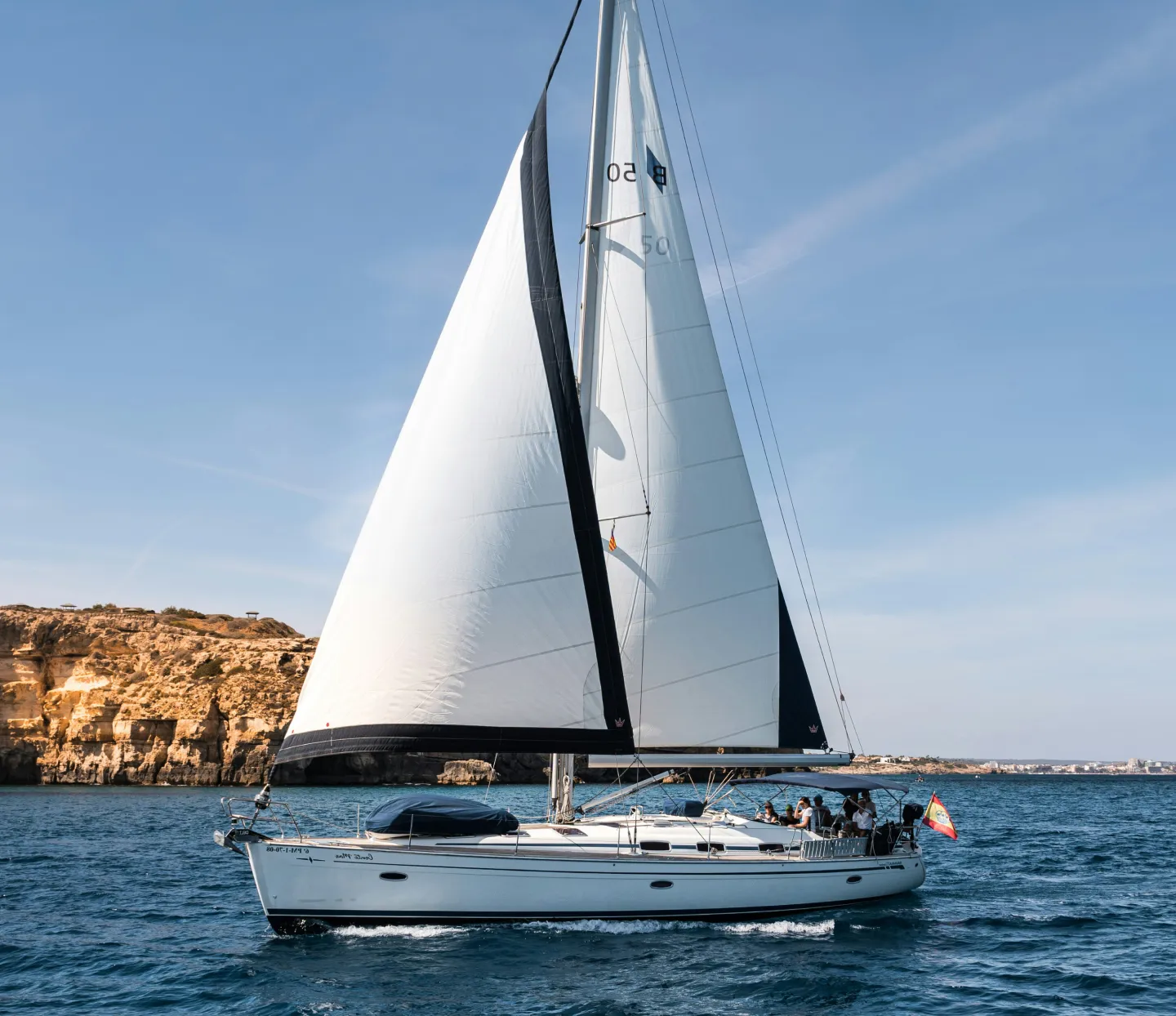 Velero navegando en aguas de la costa española
